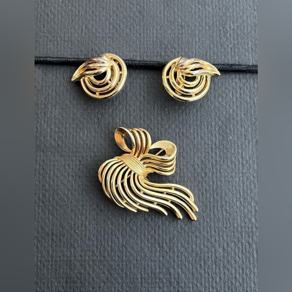 Crown Trifari Brooch and Earrings - Picture 2 of 6